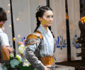 美女 低头 注视 扮鬼脸