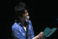 帅哥 舞台 演讲 对视