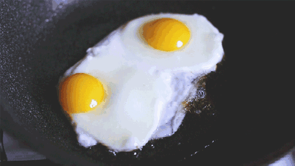 平底锅 煎蛋 蛋黄 蛋白