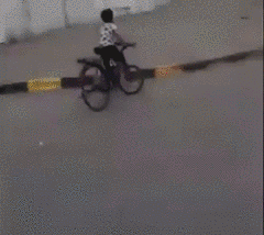搞笑 自行车 特技 熊孩子