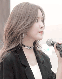 长发美女 抿嘴 眨眼 准备唱歌
