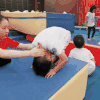 翻跟头 小男孩 训练 抱腿