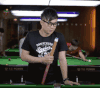 台球厅 眼镜男 台球杆 黑衣服