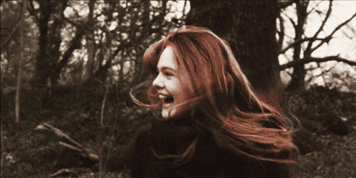 美女 树林 开心 大笑