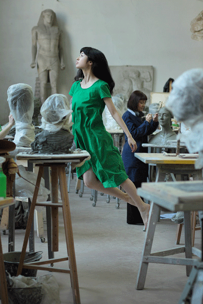 女人 腾空 绿色连衣裙 雕像