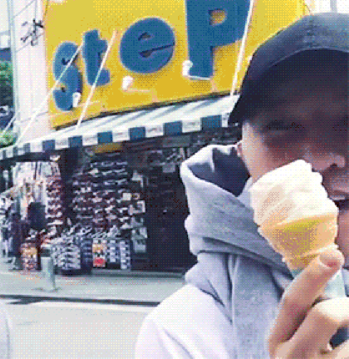 权志龙 冰淇淋 吃货 笑 可爱 鸭舌帽 街头