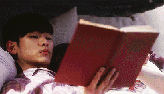 床上 情侣 看书 睡觉
