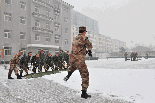 军人 扫雪 搞笑 可笑