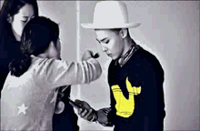 G-Dragon 黑白 帽子 玩手机