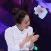 赵丽颖 低头 鼓掌 笑容 白衣服