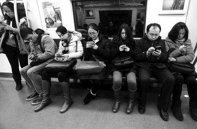 玩手机 沉迷 手机 现代 注意力