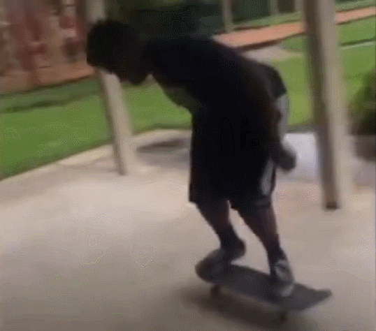 滑板 摔倒 草地 黑色