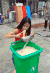 这么漂亮 妹纸 垃圾桶 吃饭