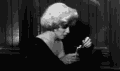 玛丽莲梦露 模特 著名的 饮用的GIF 电影GIF 醉的GIF 女人 金发女郎 黑色的连衣裙 最好的 黑与白的GIF 不间断电源 偶像的GIF 玛丽莲梦露的GIF