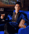 跷二郎腿 端着酒杯 动手指