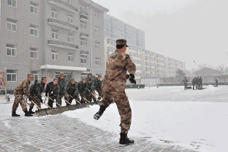 军人 铲雪 迷彩服 向前冲