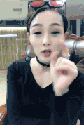美女 黑衣服 手势 眼镜 搞怪
