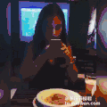 美女 吃饭 拍照 恶作剧 搅和