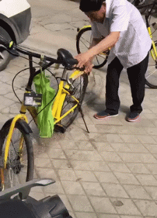 大叔 自行车 修理自行车 锤子