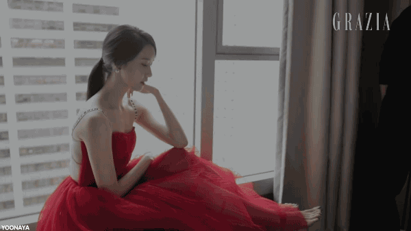 美女 坐在窗边 优雅 红裙