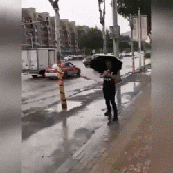 下雨 打伞 溅一身水 无话可说