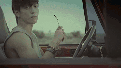 CNBLUE MV 傻瓜 吉普车 墨镜 帅哥 微笑 手表 男女对唱 肌肉 郑容和 音乐录影带 脱墨镜 魅惑一笑