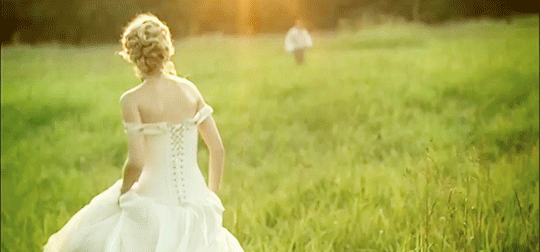 草地 婚纱 奔跑 新娘子