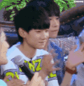采访 TFboys组合 鼓掌 高兴