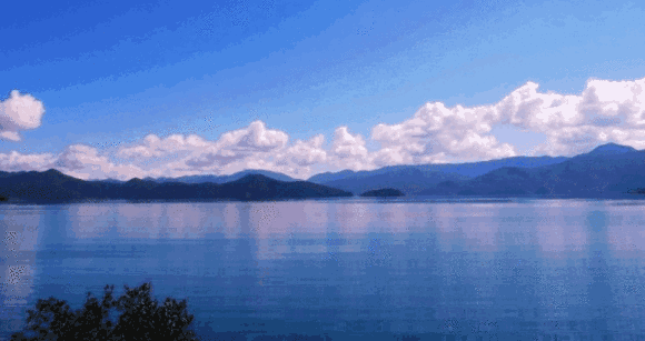 湖水 蓝色 天空 清澈 湛蓝 白云