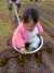 小孩子 坐在耙子上 耕地 可爱