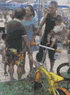 打架 孩子 自行车 搞笑