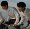 TFBOYS 戴眼镜 骑车 大风 微笑