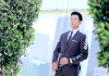 西装 摇晃 大树 帅气