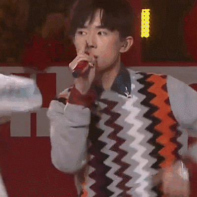易烊千璽 TFBOYS 唱歌 跳舞