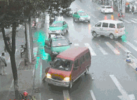 出租车 混乱 蜂拥而至 抬起 救人 行人