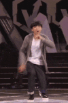 唱歌 跳舞 表演 短发