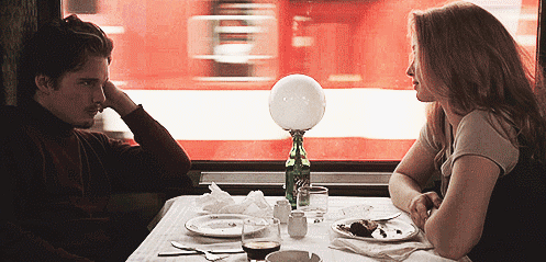 情侣 坐火车 吃西餐 红酒 对视