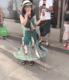 美女 抽烟 帽子 卖鱼