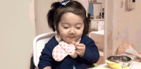 小女孩 吃东西 眯眼睛 可爱