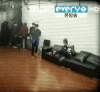鹿晗 转动 坐下 沙发