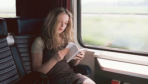 坐火车 开心 悠闲 看书
