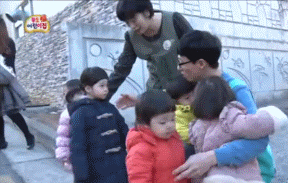 无限挑战 刘在石 抱抱 小孩子 团抱 蚂蚱
