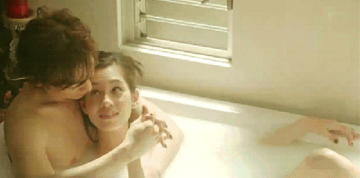 爱人 情侣 浴缸 洗澡