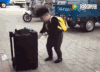 小屁孩 跳舞 搞气氛 背黄包 搞笑 二货