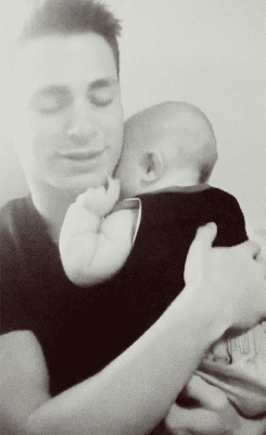 拥抱 狼 爸爸 小男孩 婴儿是如此可爱 男人的宝贝 热的爸爸 黑色和白色