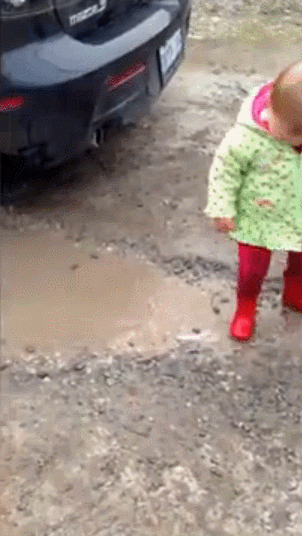 小孩 摔倒 水坑 汽车