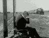 帅哥 背影 捂耳朵 火车轨道