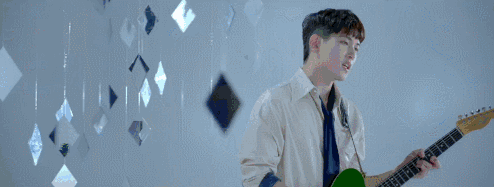CNBLUE Glory&days MV 唱歌 弹吉他 李宗泫 菱形 音乐录影带 反光菱形 菱形镜子