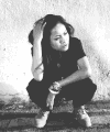 女人 蹲下 抚摸头发 焦急