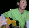 男子 弹琴 唱歌